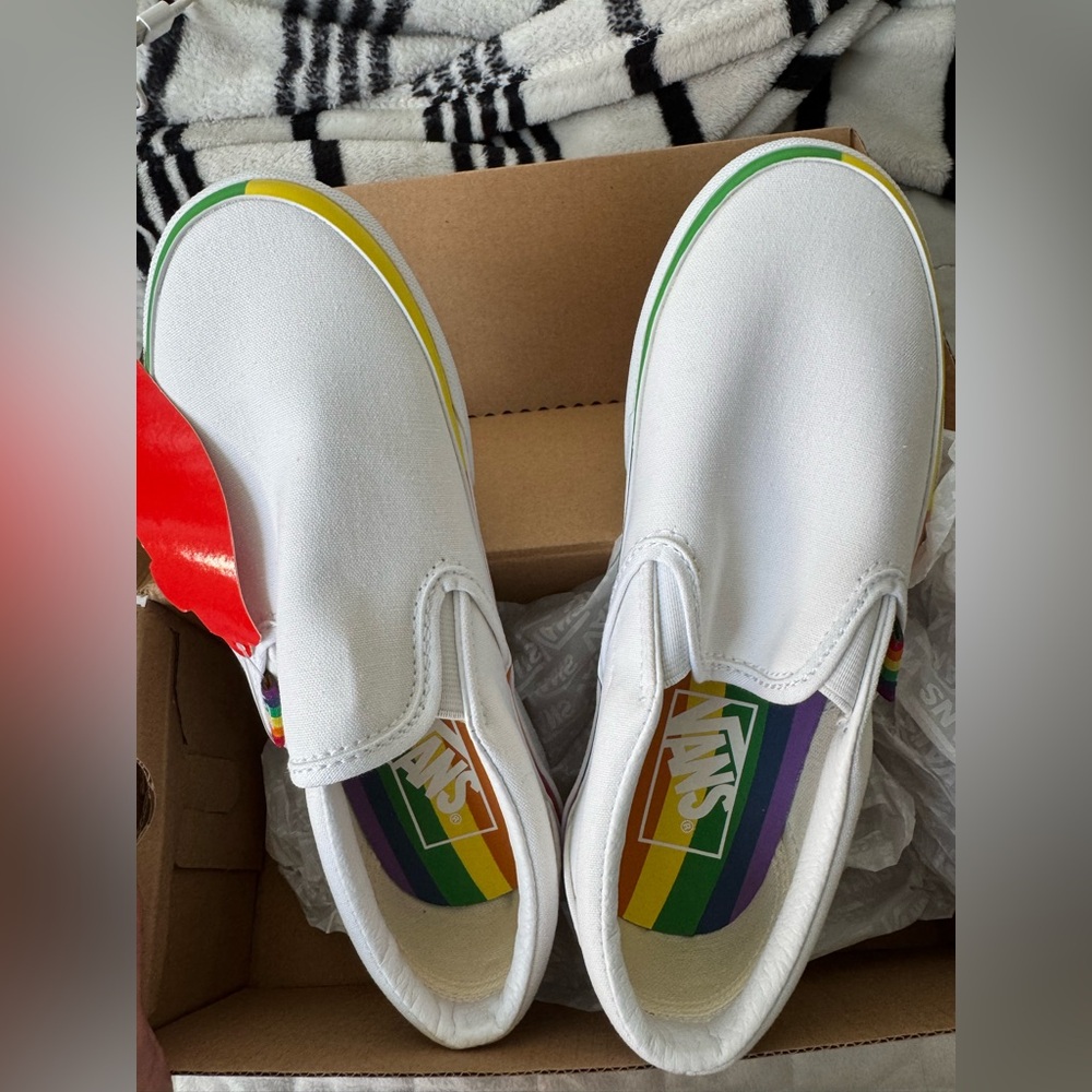 NWT
Vans white/rainbow
Women’s size 5.5